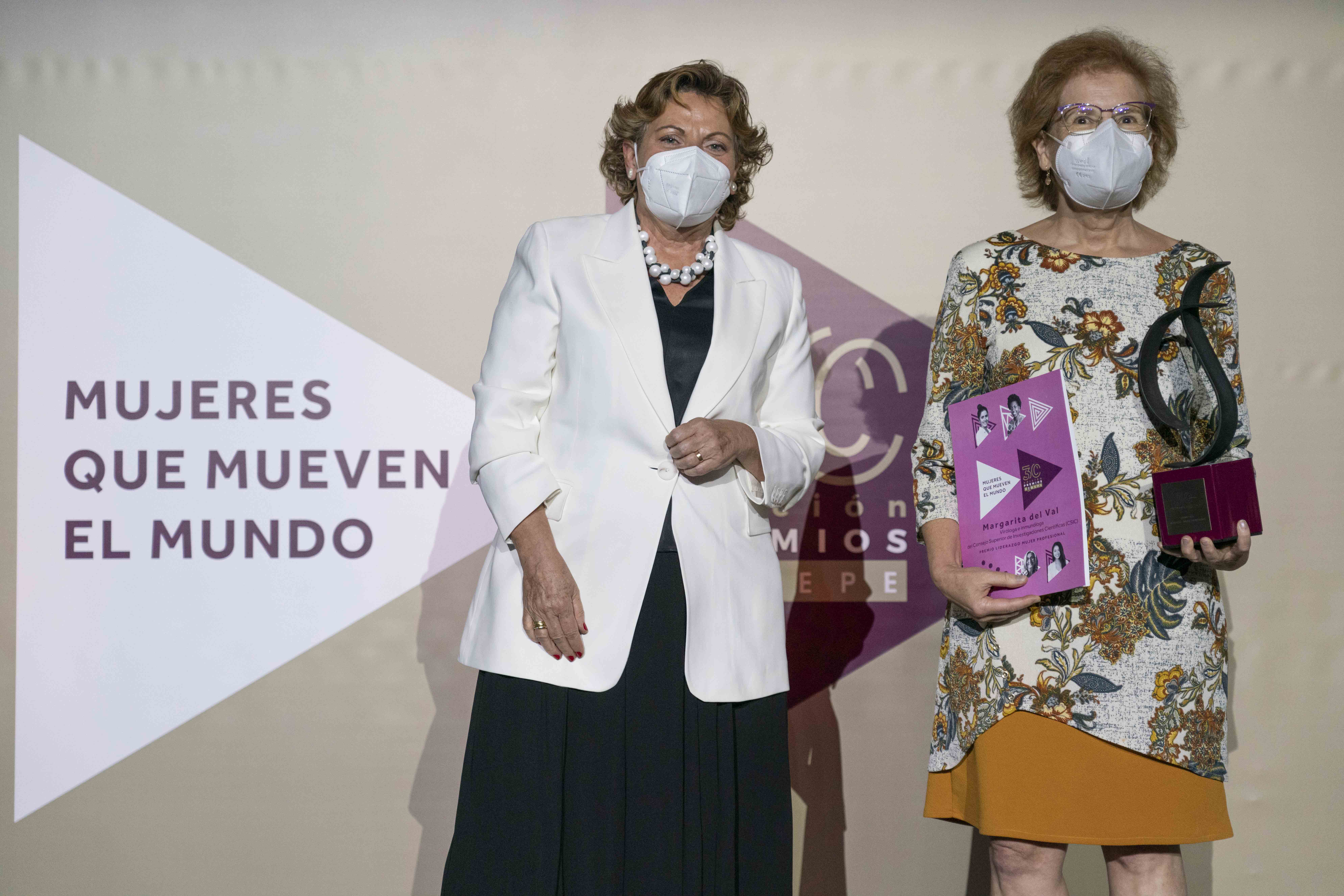 Foto Rosa Vazquez GR entrega premio a Margarita del Val 3