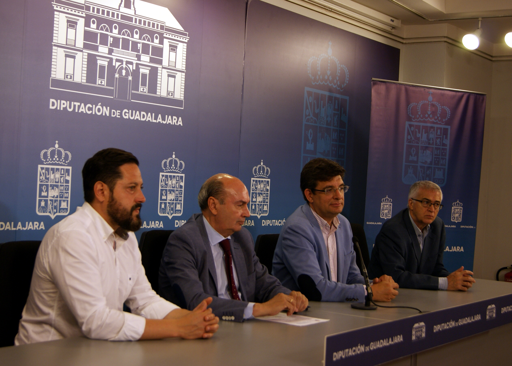 De izquierda de derecha: Luis Viejo, alcalde de Brihuega, José Manuel Latre, presidente de la Diputación de Guadalajara; Carmelo García  vicerrector del Campus de Guadalajara de la Universidad de la Alcalá; y Nemesio Rodríguez, presidente de la FAPE