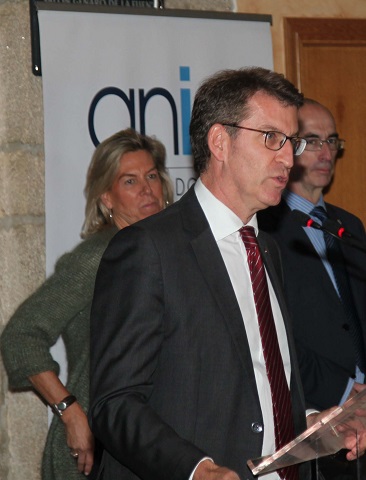 El presidente de la Xunta de Galicia inaugura el XII Congreso ANIS con una marcha a pie