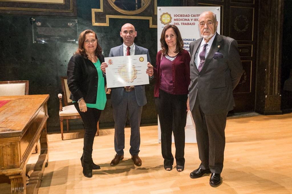 Foto entrega premio Scmst Colegio Medicos 2016