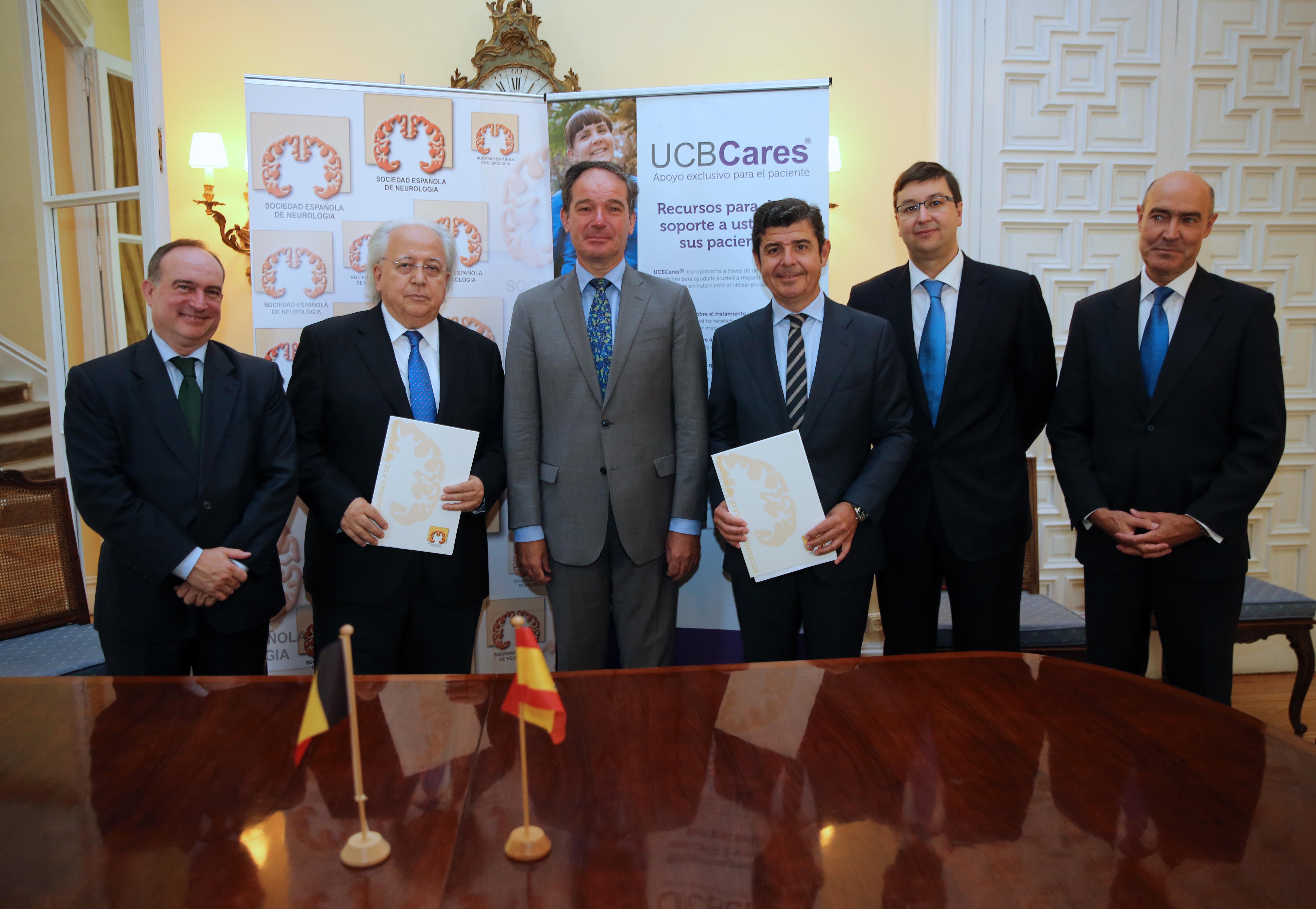 Pie foto 1: José Zamarriego, director de la Unidad de Supervisión Deontológica de Farmaindustria; Óscar Fernández, presidente de la SEN; Marc Calcoen, embajador de Bélgica en España; Jesús Sobrino, director general en UCB Iberia; Ángelino Ruíz, responsable de la Unidad de Negocio de Sistema Nervioso Central en UCB Iberia; y José Luis Bravo, director de Integridad Médica y de Negocio UCB Iberia.